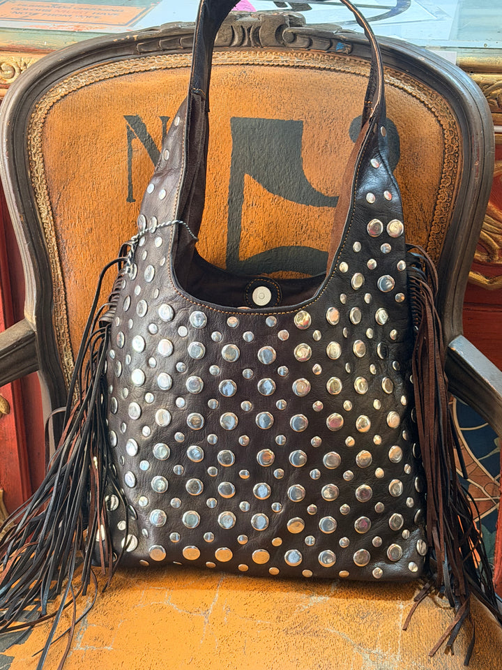 Zwarte leren tas met studs & franjes  Rock-’n-roll meets boho!